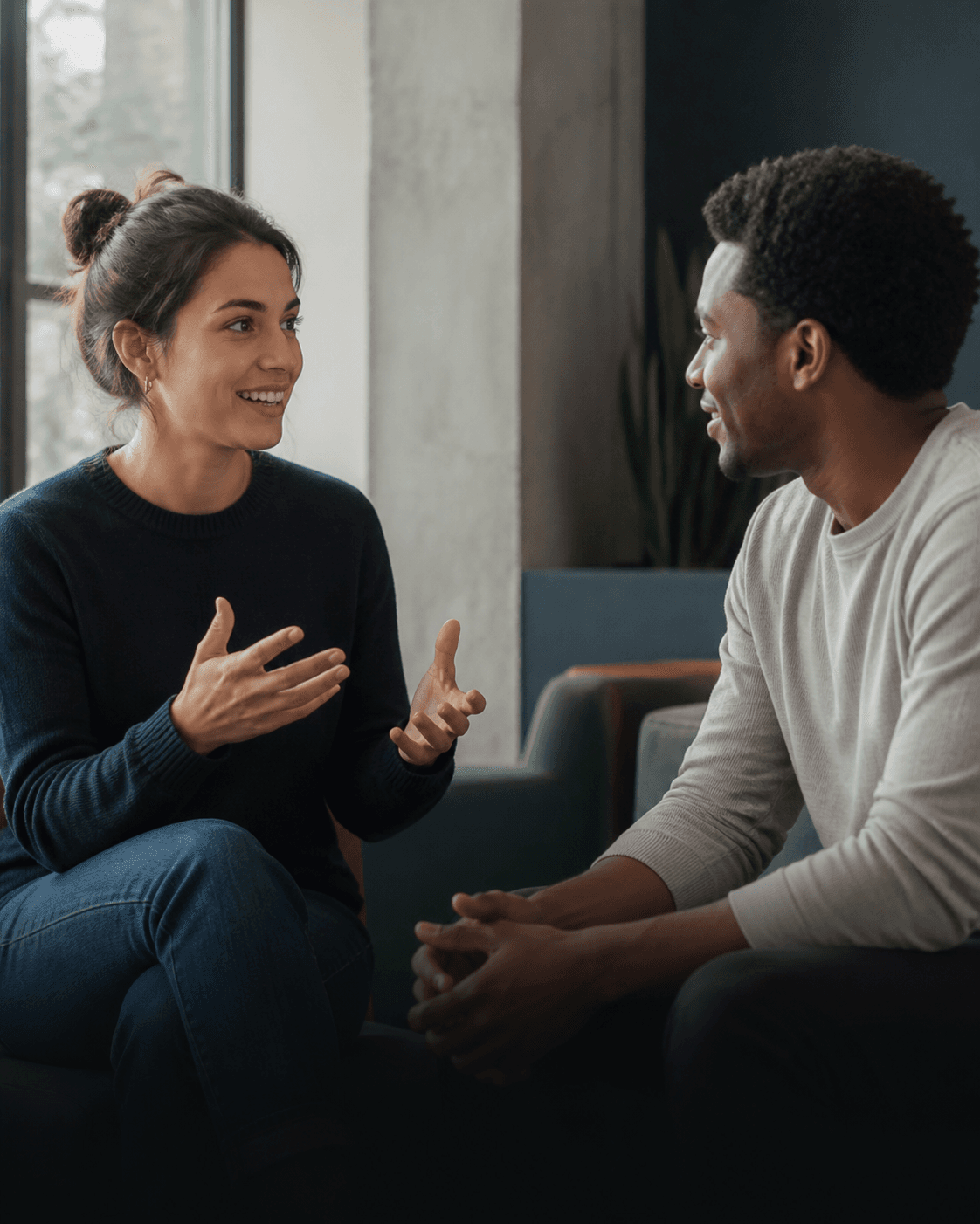 Dos personas conversan con confianza y una sonrisa